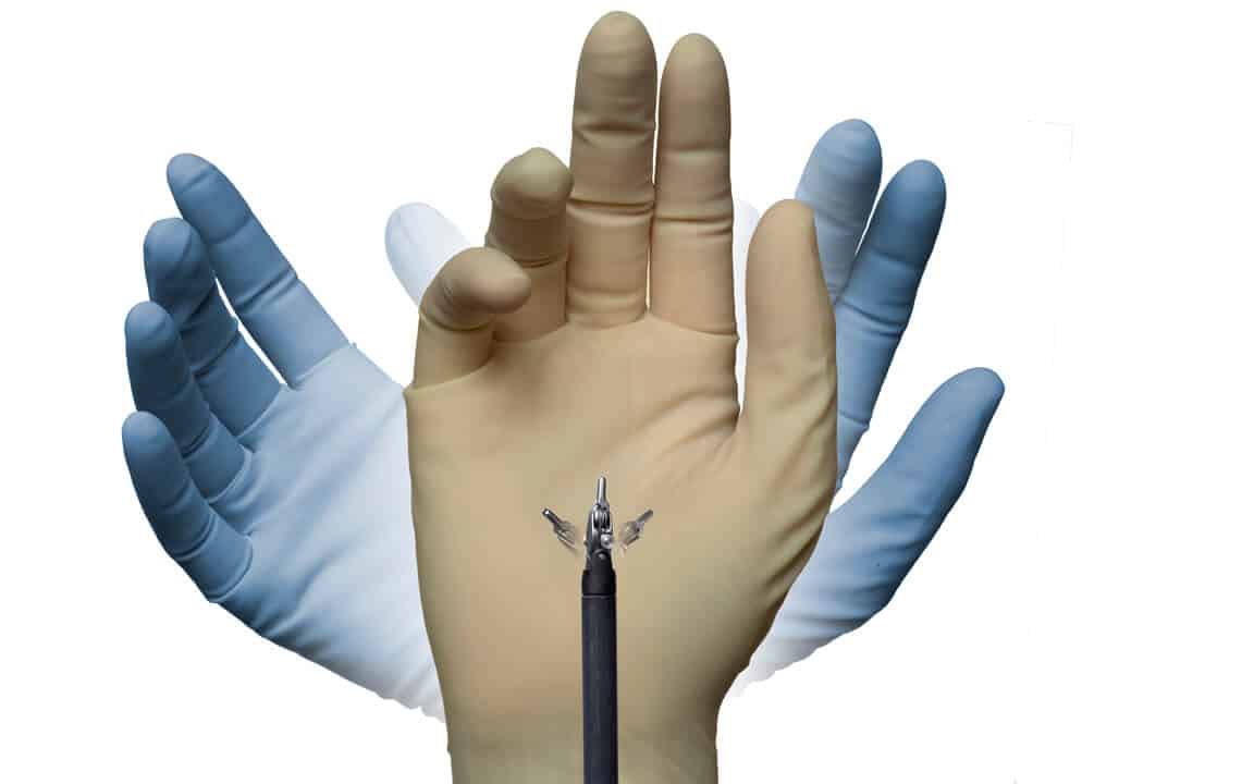 Primer plano de una mano con instrumentos EndoWrist