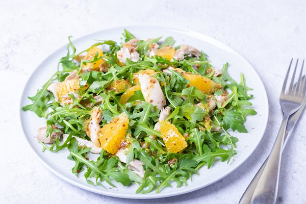 Pavo ahumado y ensalada de rúcula