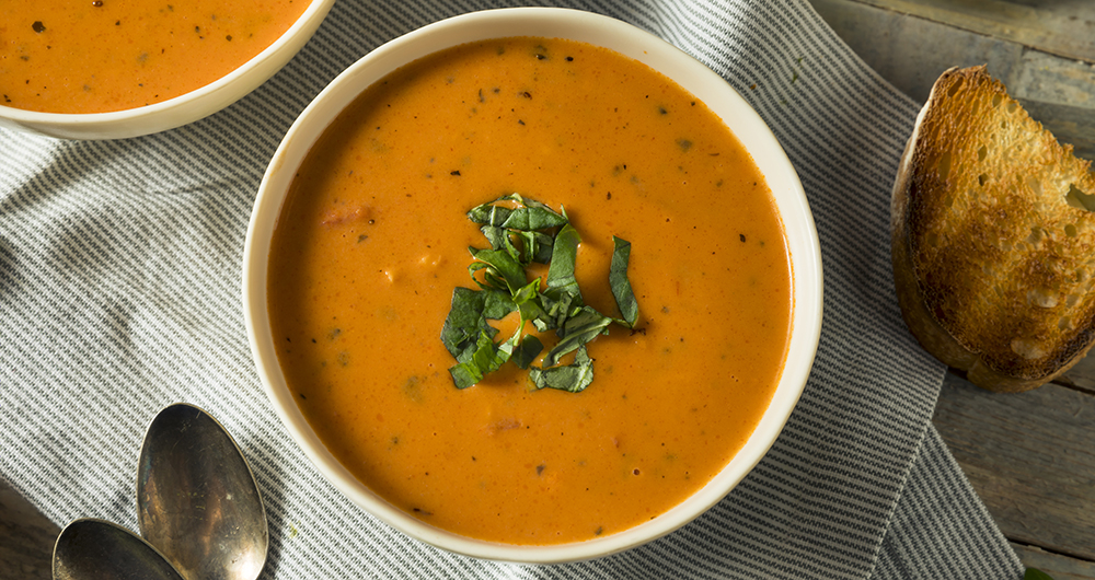 Sopa de albahaca, pimiento y tomate asado